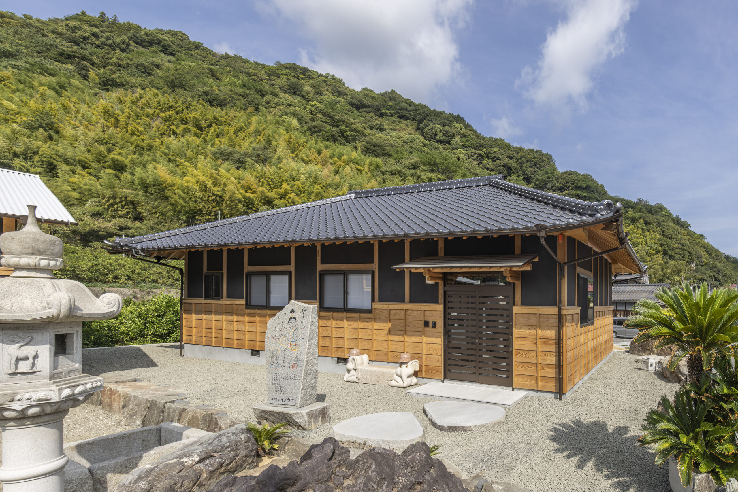 伊予市の事務所新築｜木造平屋・一枚板と板張り外壁の施工事例 | 西畑建設の施工写真