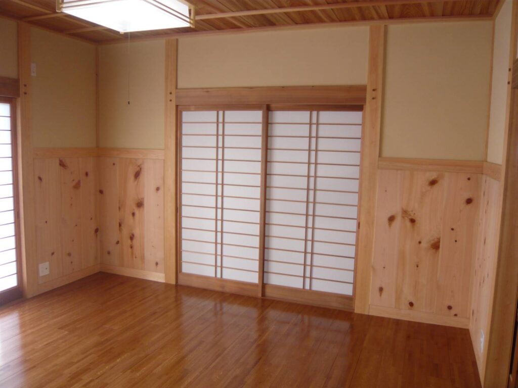 土壁、無垢材が使われた寝室の完成写真