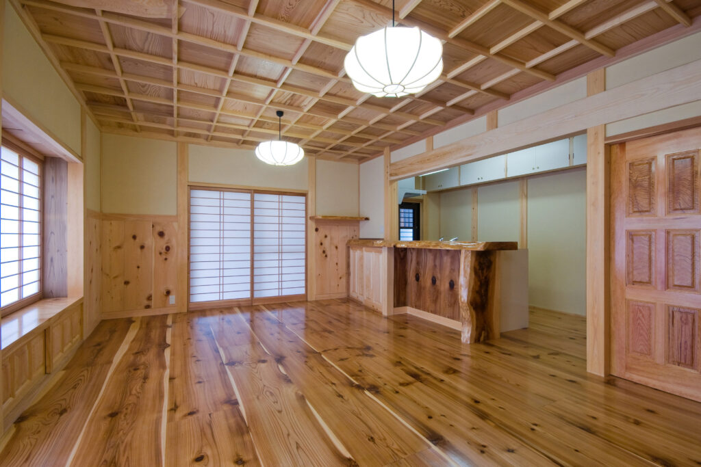 格天井（ごうてんじょう）と無垢一枚板のカウンターが調和する、格式高い和モダンの内装空間。