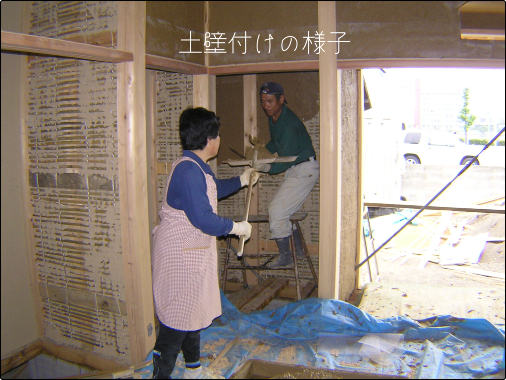 職人が調質効果の高い土壁を塗っている様子