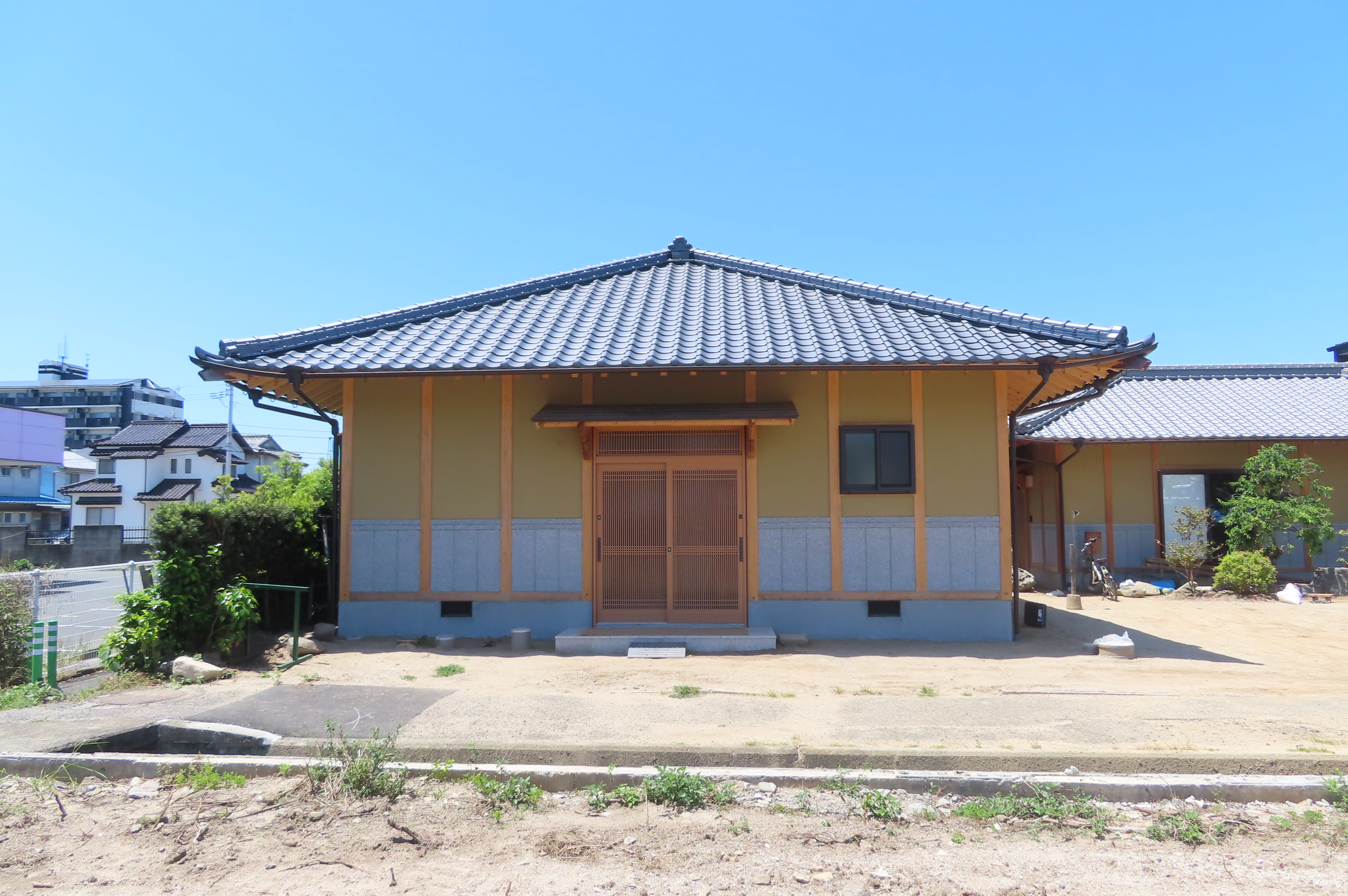 愛媛・松山市｜平屋で実現する和モダン住宅の施工事例の外観｜瓦屋根・漆喰壁の自然素材の家