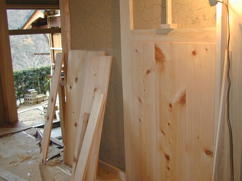 建築現場で使われる高品質な無垢のヒノキ板材と、調湿効果に優れた土壁の下地。